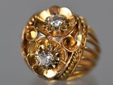 une bague en or surmontée d'un diamant