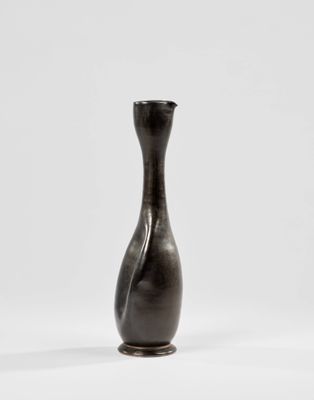 une image d'un vase noir sur fond blanc