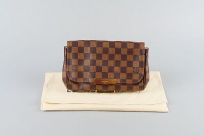 LOUIS VUITTON. Sac Favorite en toile damier ébène et cuir ma… - Photo 1