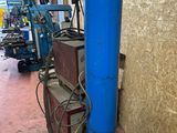 une borne d'incendie bleue et verte posée par terre