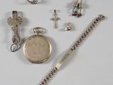 beaucoup d'objets en argent posés sur une table