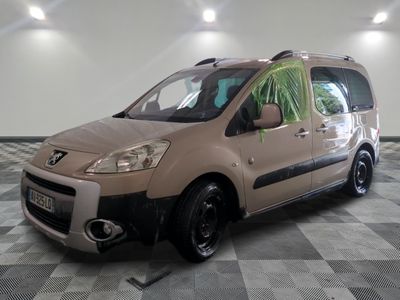 une photo d'une camionnette recouverte de peinture verte