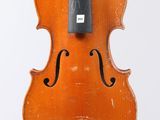 gros plan d'un violon avec un archet sur fond blanc