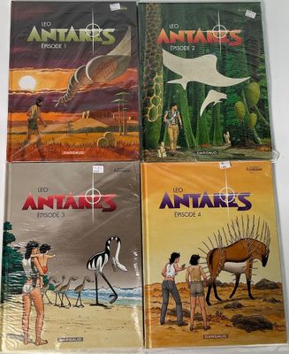 quatre livres de la série « Antaes » posés sur une surface blanche