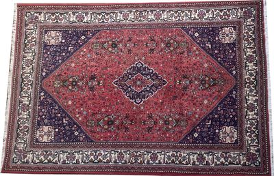 un tapis rouge et bleu orné d'un motif en forme de diamant