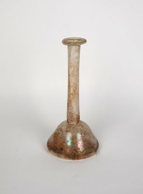 un vase en verre posé sur une surface blanche