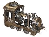 une maquette en métal d'une locomotive sur fond blanc