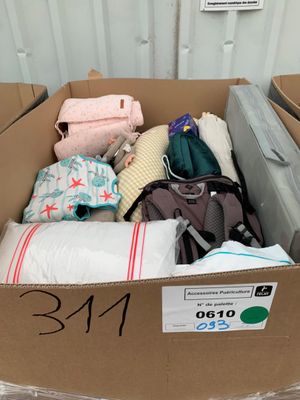 une boîte en carton remplie de vêtements et d'autres objets