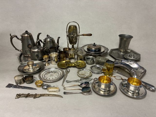 Lot de métal argenté, cuivre et étain. Pièce de forme Sheffield, 