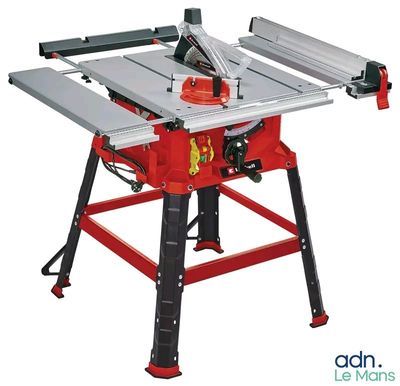 Gros plan sur une scie circulaire à table posée sur un support, sur fond blanc