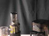 un blender et un mixeur posés sur un comptoir