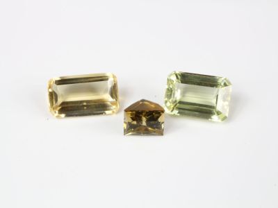 deux tourmalines vertes sur fond blanc