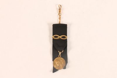 Châtelaine de deuil en or jaune 750 ‰ et ruban noir, ornée d… - Photo 1