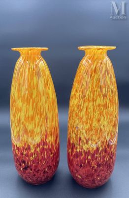 Travail Xxe Paire de vases en verre de forme obus à col ress…