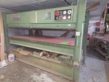 une photo d'une grosse machine verte dans un garage