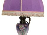 une image représentant une lampe violette munie d'un abat-jour violet