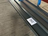 un banc qui se trouve au milieu d'un bâtiment
