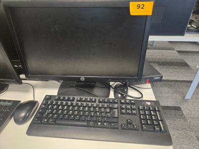 un écran d'ordinateur et un clavier posés sur un bureau