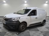 la camionnette blanche est garée sur un sol carrelé en damier