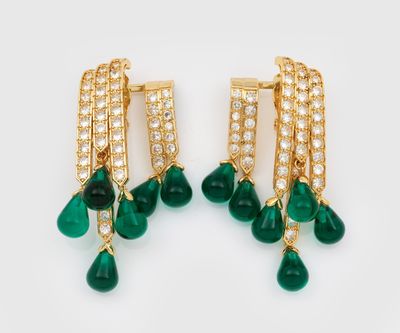 une paire de boucles d'oreilles en émeraude et diamant