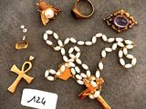 plusieurs bijoux, dont une croix, un ankh, un ankh et un ankh