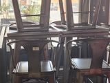 des tables et des tabourets dans un restaurant offrant une vue sur la ville