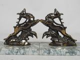 paire de figurines de lions en bronze ancien sur socles en marbre
