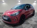 une citrole rouge garee sur un plancher en damier dans un garage