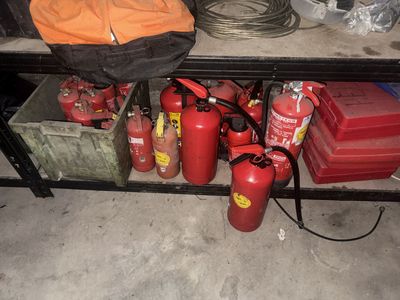 Environ dix-huit extincteurs de différentes tailles