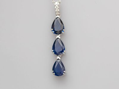 une paire de pendentifs en saphir et diamants