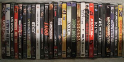 beaucoup de DVD empilés sur une étagère