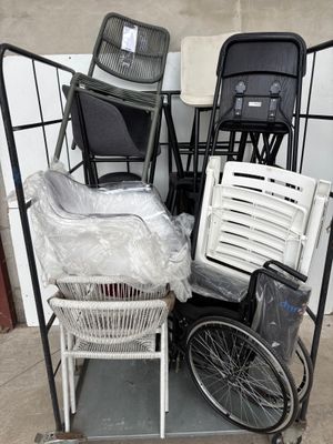 un chariot avec des chaises, et une chaise et une autre chaise posées dessus