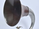 un vieux cor argenté et noir orné d'un oiseau