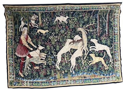 une image représentant une tapisserie où l'on voit des animaux et des personnages dans une forêt