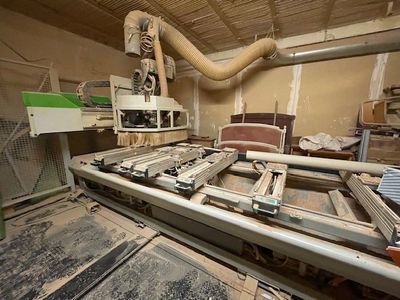 une machine qui travaille sur une pièce de bois