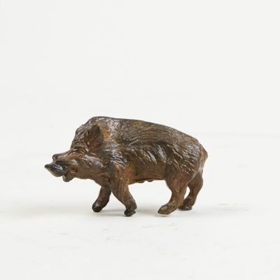 figurine représentant un sanglier sur fond blanc