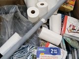 de nombreux rouleaux de papier toilette dans une boîte remplie de papier toilette
