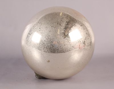 un bibelot en argent posé sur une table