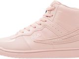 un gros plan sur une paire de baskets roses sur fond blanc