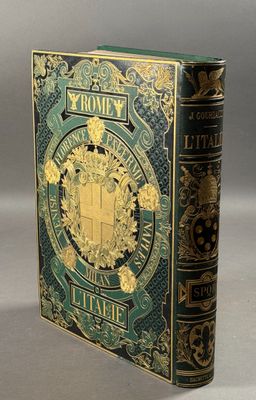 la couverture d'un livre vert et doré orné d'un emblème doré