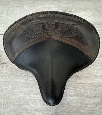 une image représentant une selle en cuir ornée de deux ailes