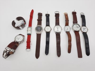plusieurs types de montres sont alignés sur une surface blanche