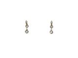 paire de boucles d'oreilles en diamant sur fond blanc