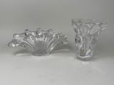 une paire de vases en verre transparent posés sur une table blanche