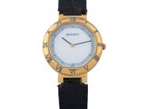 gros plan d'une montre-bracelet avec des chiffres romains