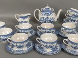 service à thé en porcelaine bleue et blanche, avec tasses et soucoupes assorties