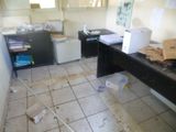 une photo d'un bureau en désordre, avec beaucoup de choses éparpillées par terre