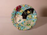 une assiette avec l'image d'une femme et d'un oiseau