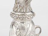 tasse plaquée argent ornée d'une tête de chien sur le dessus