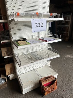 une étagère contenant beaucoup d'objets